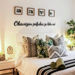 Natpis: Obavezan poljubac za laku noć